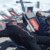 Mies nauttii lomasta