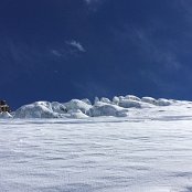 Jäätikköä hiihtohissin vieressä