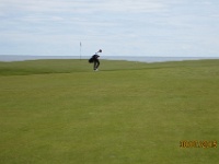 IMG 2550  greenille menossa, kolme palloa oikealla laidalla greenillä. Vähäkin pidemmät niin olisi ollut meressä