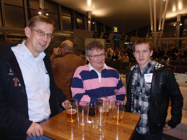 PB110003.JPG - Pete, Anssi ja Mika passintarkastuksen jälkeen konetta odottamassa