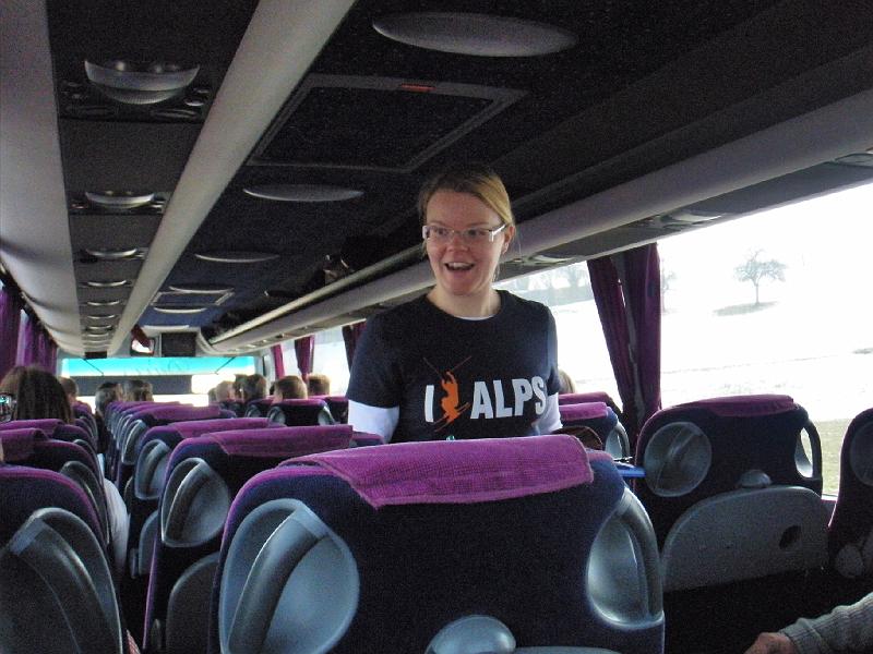 P3070019.JPG - Alppioppaamme Maja iloisena odottaa takapenkkiläisiä