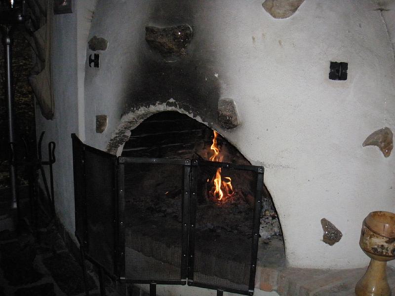 P3120145.JPG - Ja takan ääressä oli kiva siemaista saunaoluet