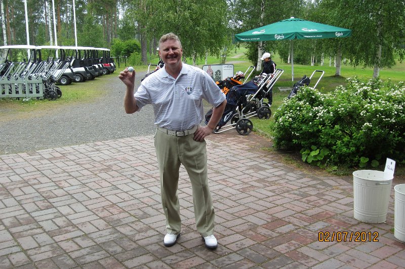 IMG_0267.JPG - Tästä se lähtee, luulee vielä pelaavan samalla pallolla