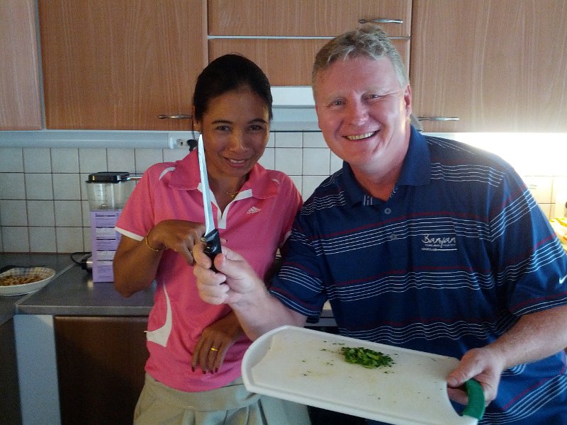 IMG_20120704_191413.jpg - pena yritti osallistua ruuanlaittoon